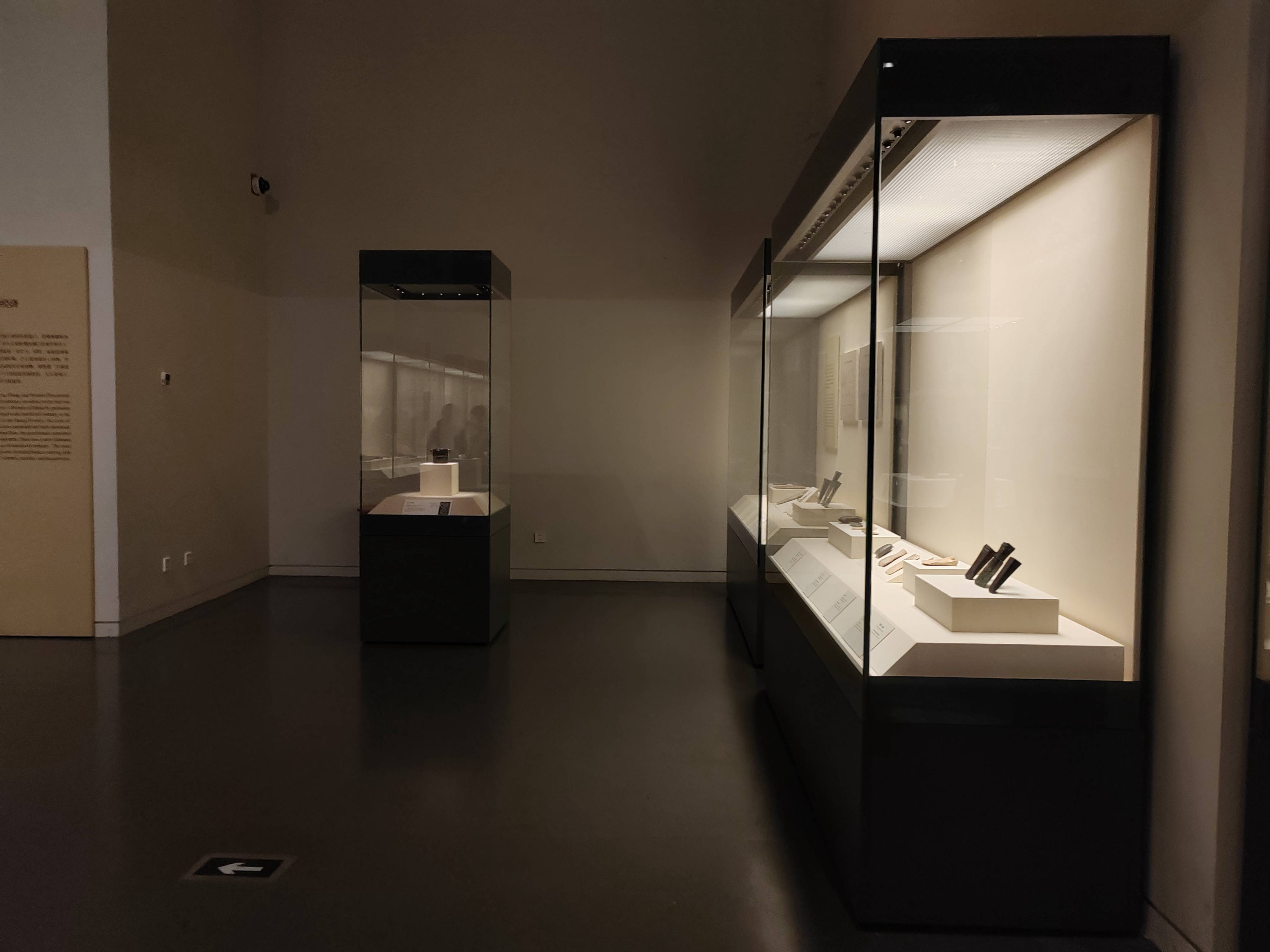 智能(néng)博物(wù)館展櫃的發展及優勢